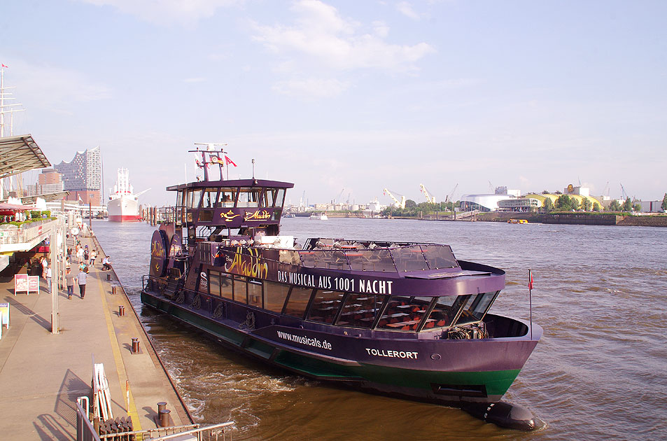 Das HADAG Schiff Tollerort an den Landungsbrücken in Hamburg auf der Elbe