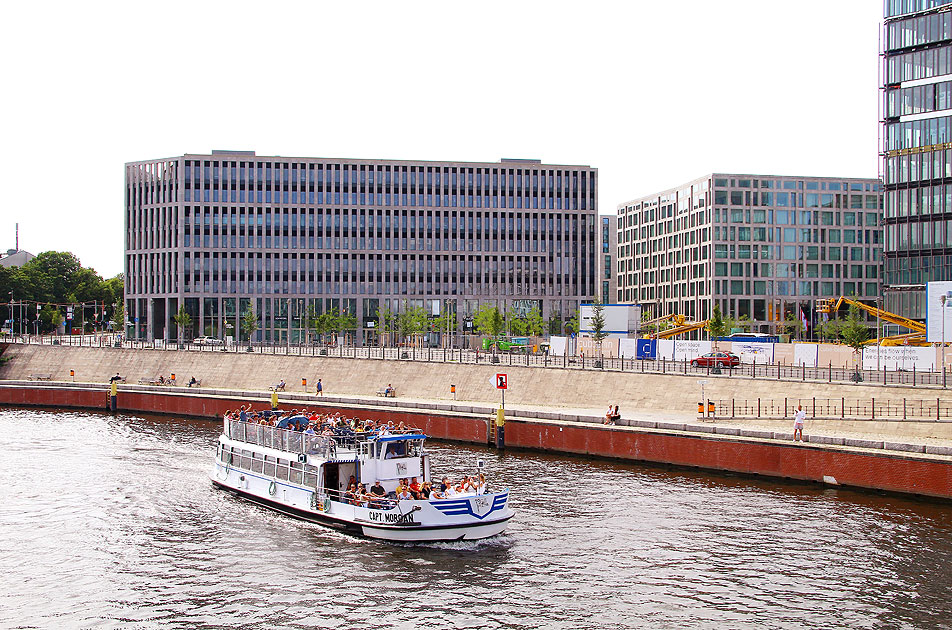 Das Schiff Capt Morgan vom Berliner Wassertaxi am Berliner Hauptbahnnhof