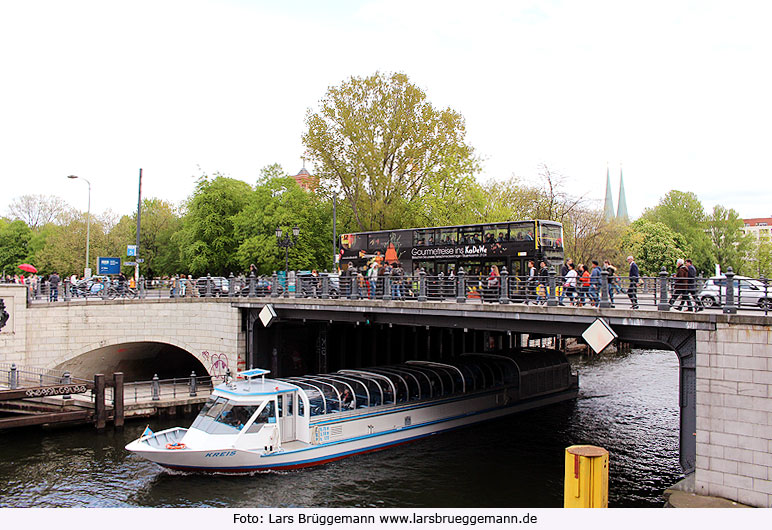 Das Schiff Kreis in Berlin auf der Spree an der Karl-Liebknecht-Brücke