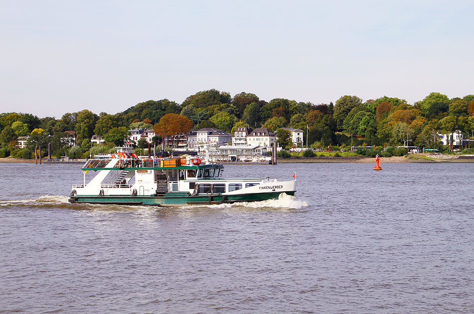 Das HADAG Schiff Finkenwerder vor dem Anleger Teufelsbrück in Hamburg auf der Elbe