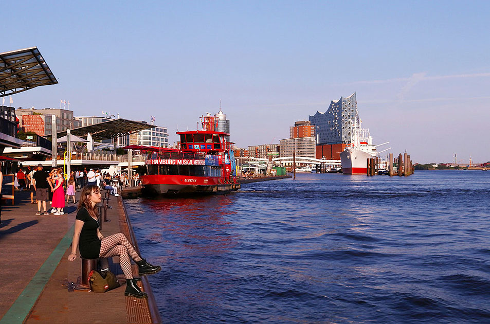 Im Sommer an den St. Pauli Landungsbr&uuml;cken