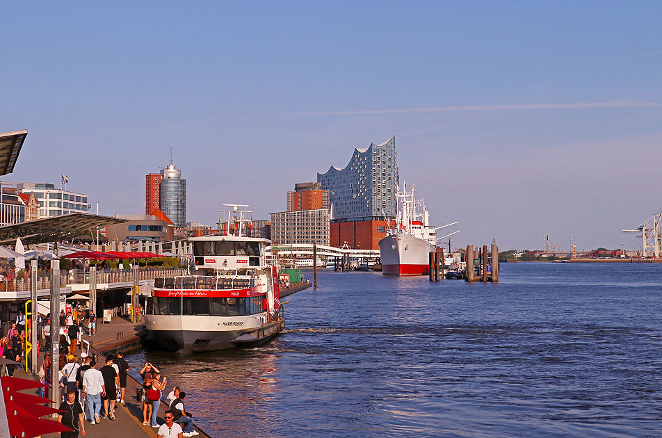 Die HADAG Fähre Hamburgensie an den St. Pauli Landungsbrücken