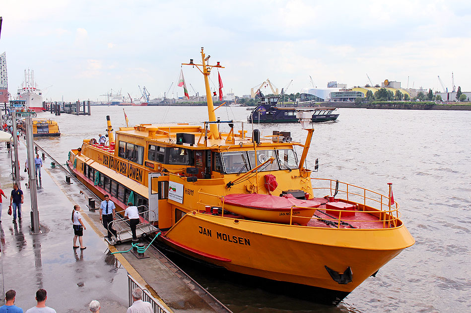 Das HADAG Schiff Jan Molsen an den Landungsbrücken in Hamburg