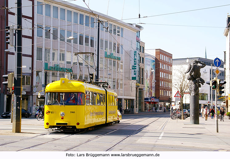 Die Straßenbahn in Bremen an der Haltestelle Am Brill - BSAG Arbeitswagen 3985