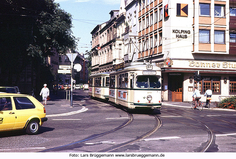 Die Straßenbahn in Bonn an der Haltestelle Landgericht
