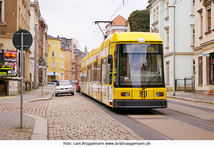 Die Straßenbahn in Dresden an der Haltestelle Cossebauder Straße