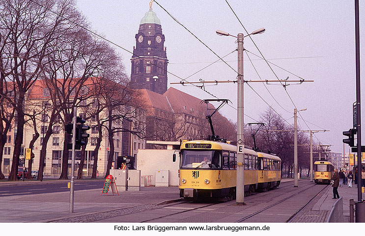 Die Straßenbahn in Dresden an der Haltestelle Dr. Külz Ring