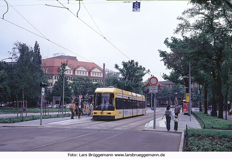 Die Straßenbahn in Dresden an der Haltestelle Sachsenallee