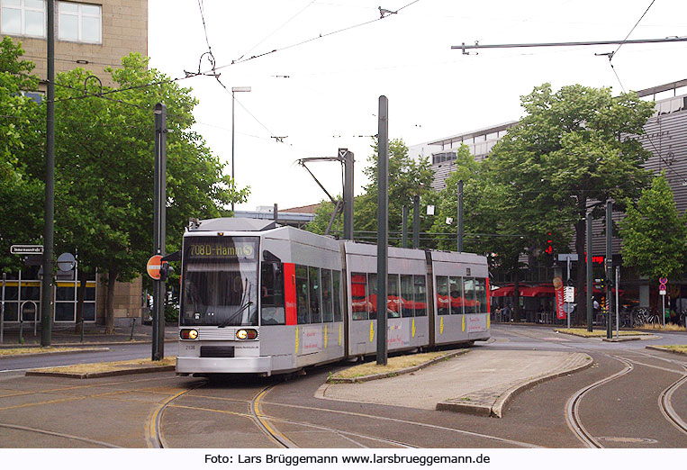 Die Straßenbahn Düsseldorf an der Haltestelle Hauptbahnhof