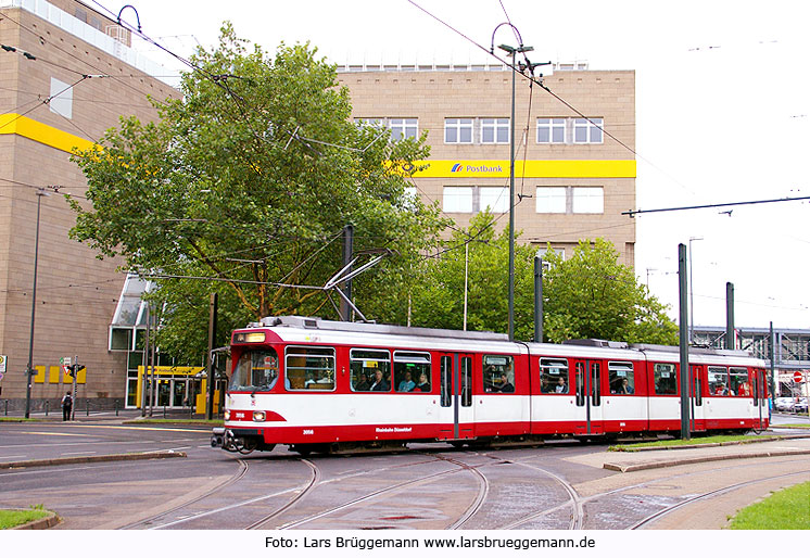 Die Straßenbahn in Düsseldorf an der Haltestelle Hauptbahnhof