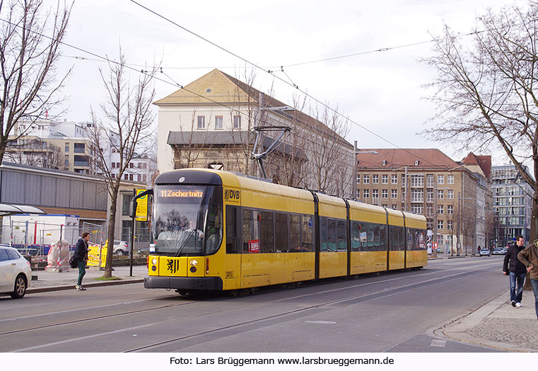 Die Straßenbahn in Dresden an der Haltestelle Am Zwingerteich