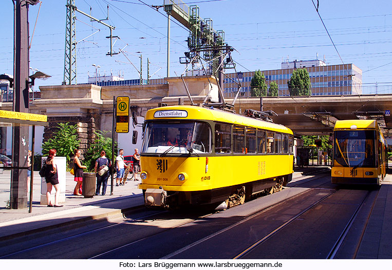 Die Straßenbahn in Dresden - Haltestelle Bahnhof Mitte - Tatra Arbeitswagen