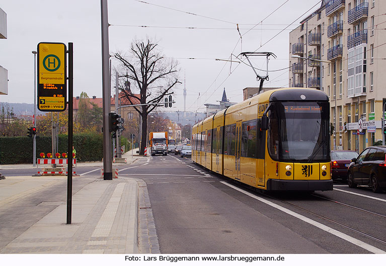 Die Haltestelle Bergmannstraße der Straßenbahn in Dresden