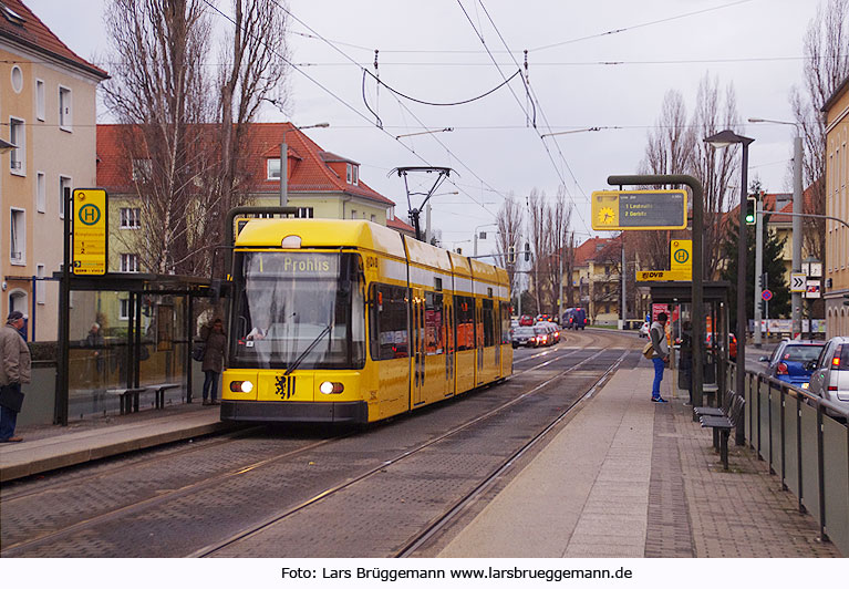 Die Straßenbahn in Dresden an der Haltestelle Rennplatzstraß