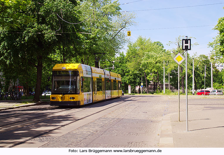 Die Straßenbahn in Dresden an der Haltestelle Trinitatisplatz
