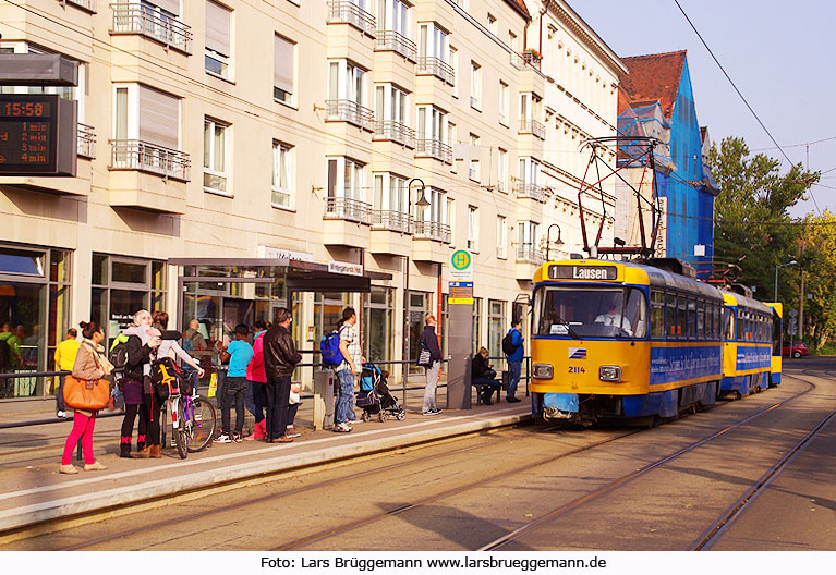 Die Straßenbahn in Leipzig an der Haltestelle Wintergartenstraße / Hbf