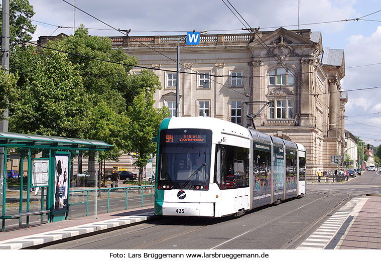 Die Straßenbahn in Potsdam am Platz der Einheit - Eine Stadler Variobahn