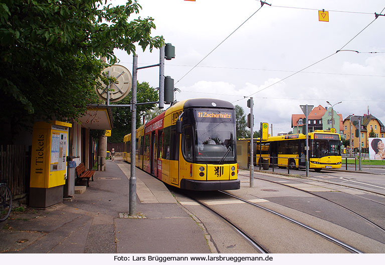 Die Schleife Bühlau der Straßenbahn in Dresden mit einem Solaris-Bus und dem Straßenbahn-Wagen 2816
