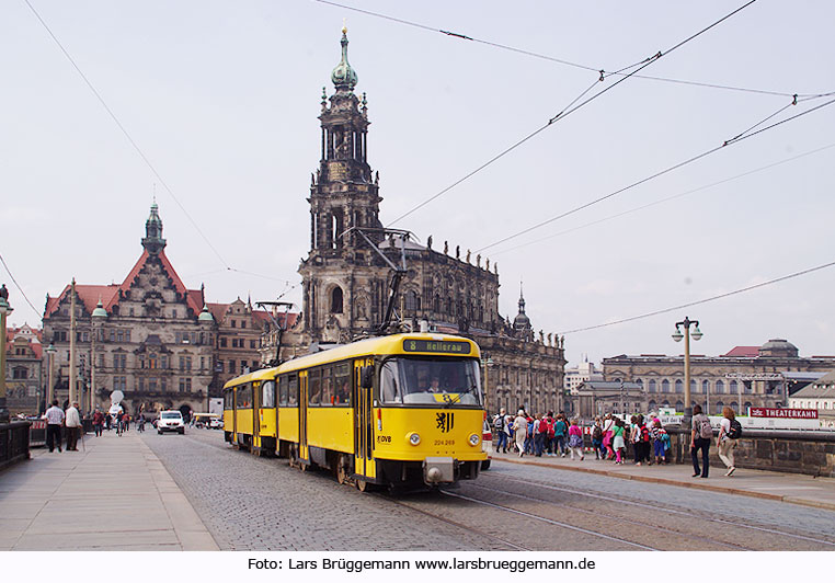 Tatra Straßenbahn in Dresden auf der Augustusbrücke