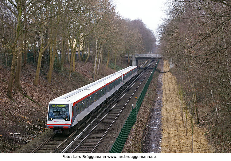 Hochbahn in Hamburg - U-Bahn Haltstelle Fuhlsbüttel