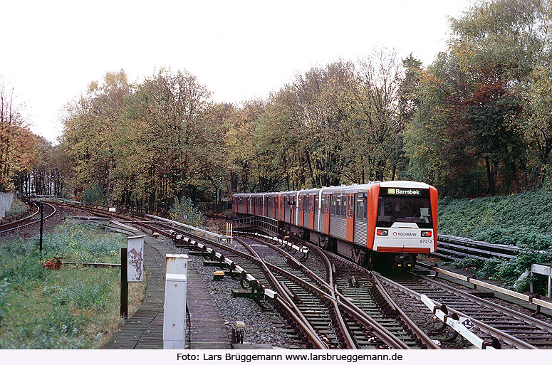 Ein Hochbahn DT3 in der Haltestelle Schlump in Hamburg