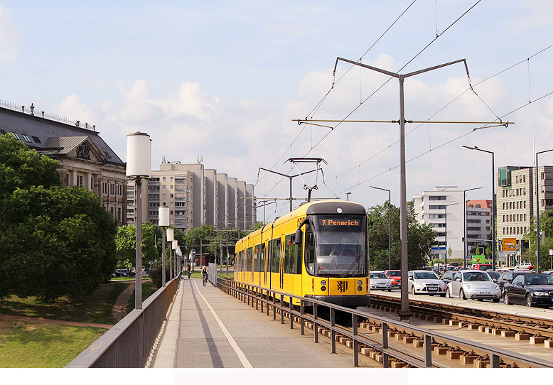 Die Straßenbahn in Dresden hinter dem Carolaplatz auf der Carolabrücke