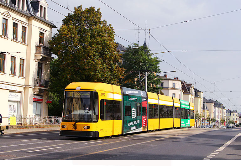 Die Straßenbahnlinie 10 in Dresden an der Gottleubaer Straße