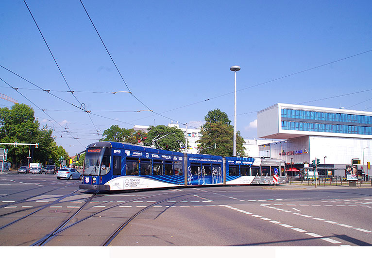Die Messtraßenbahn in Dresden an der Haltestelle Straßburger Platz