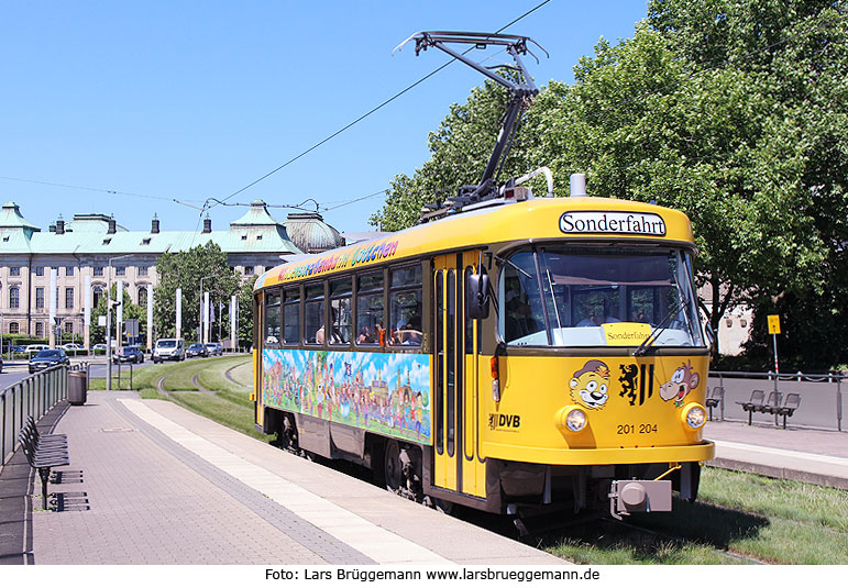 Die Kinderstraßenbahn das Lottchen in Dresden an der Haltestelle Neustädter Markt