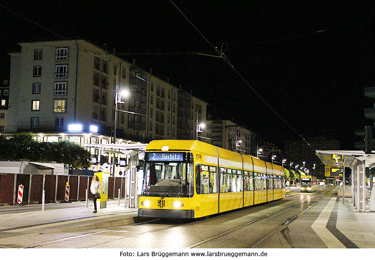 Die Straßenbahn in Dresden an der Haltestelle Altmarkt