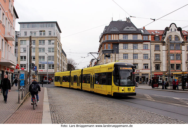 Die Straßenbahn in Dresden an der Haltestelle Bischofsweg