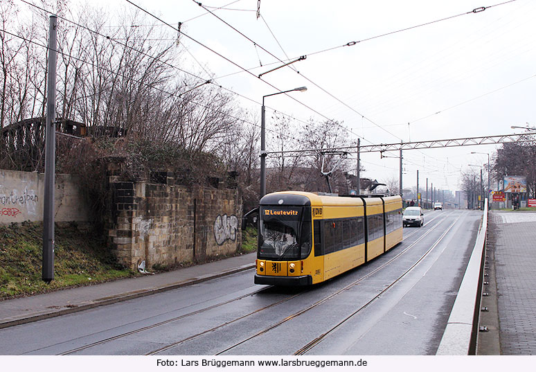 Die Straßenbahn in Dresden an der Haltestelle Rosenstraße ein NGTD8DD