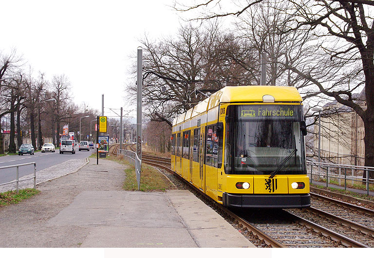 Die Straßenbahn in Dresden an der Haltestelle Industriegelände