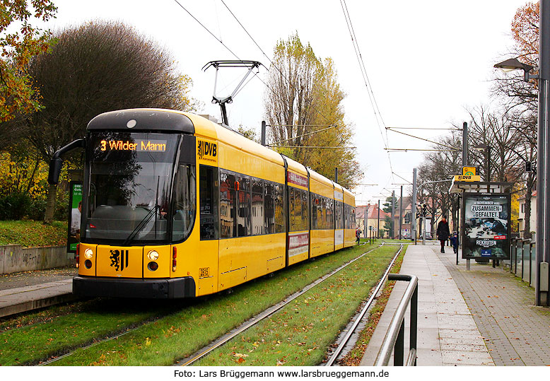 Der DVB Straßenbahnwagen 2815 in Dresden an der Haltestelle Kotteweg