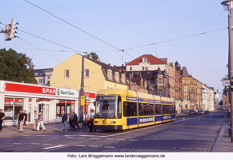 Die Straßenbahn in Dresden an der Haltestelle Mickten