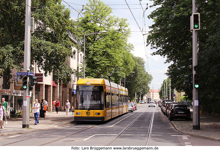 Die Straßenbahn in Dresden an der Haltestelle Mockritzer Straße