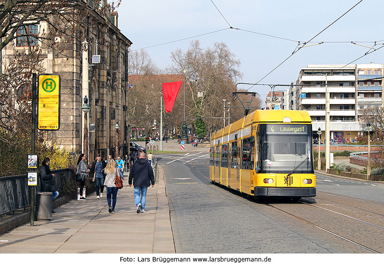 Die Straßenbahn in Dresden an der Haltestelle Neustaedter Markt vor der Augustusbrücke