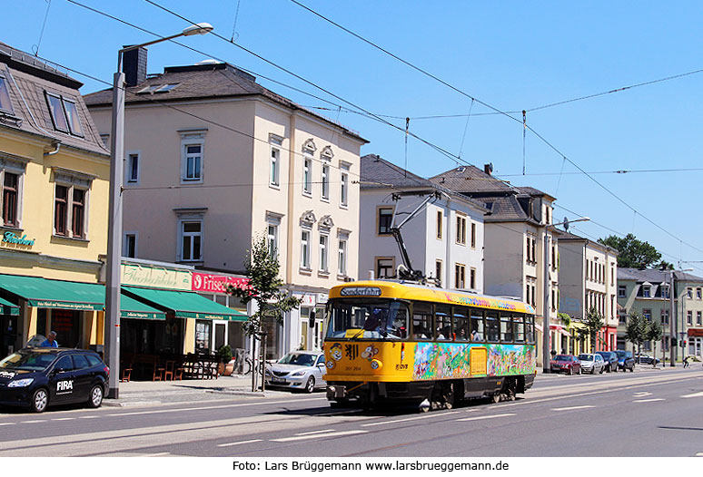 Die Kinderstraßenbahn Lottchen in Dresden an der Haltestelle Altenberger Straße