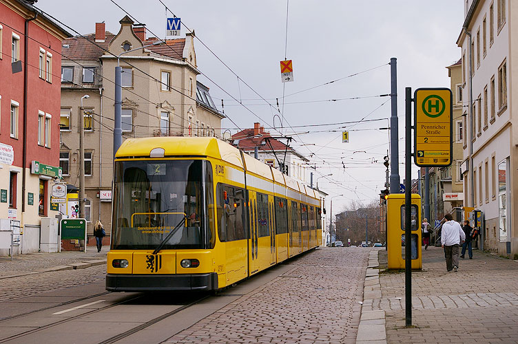Die Straßenbahn in Dresden an der Haltestelle Penricher Straße