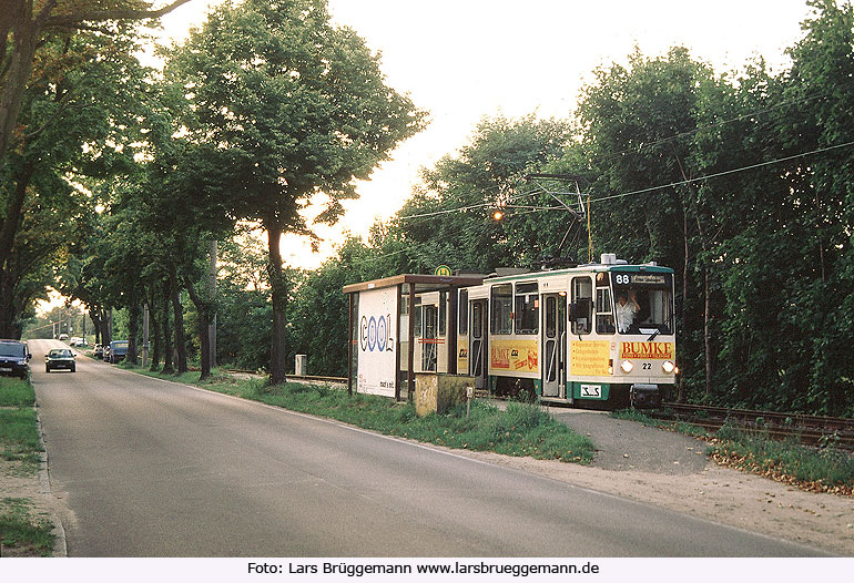 Ein Tatra Straßenbahnwagen der Schöneiche-Rüdersdorfer Straßenbahn an der Haltestelle Alt Rüdersdorf