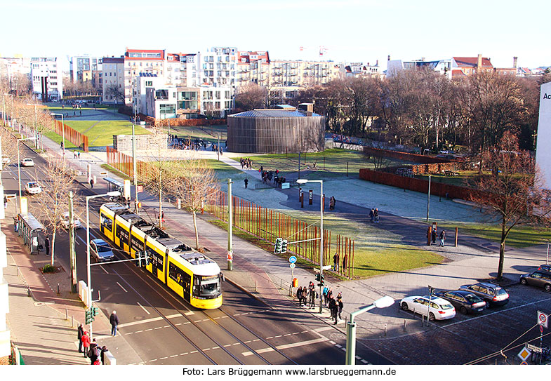 Die Straßenbahn in Berlin an der Haltestelle Gedenkstätte Berliner Mauer