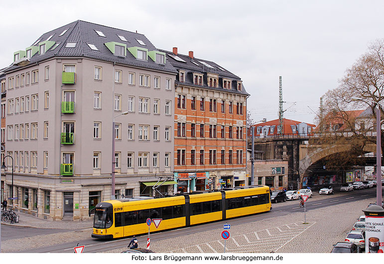 Ein NGTD8DD der Straßenbahn in Dresden an der Haltestelle Bischofsplatz