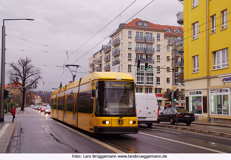 Die Straßenbahn in Dresden an der Haltestelle Bergmannstraße