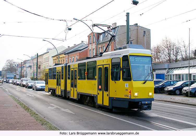 Die Straßenbahn in Berlin an der Haltestelle Bahnhof Friedrichshagen