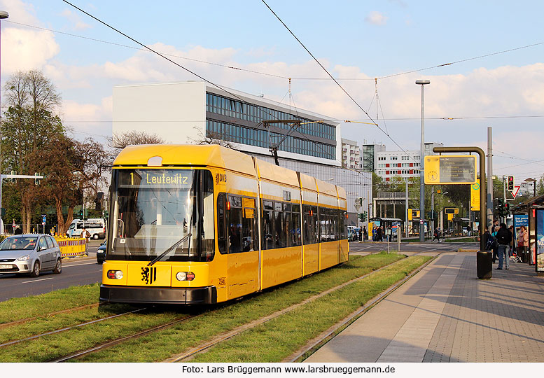 Die Straßenbahn in Dresden am Straßburger Platz - NGT6DD