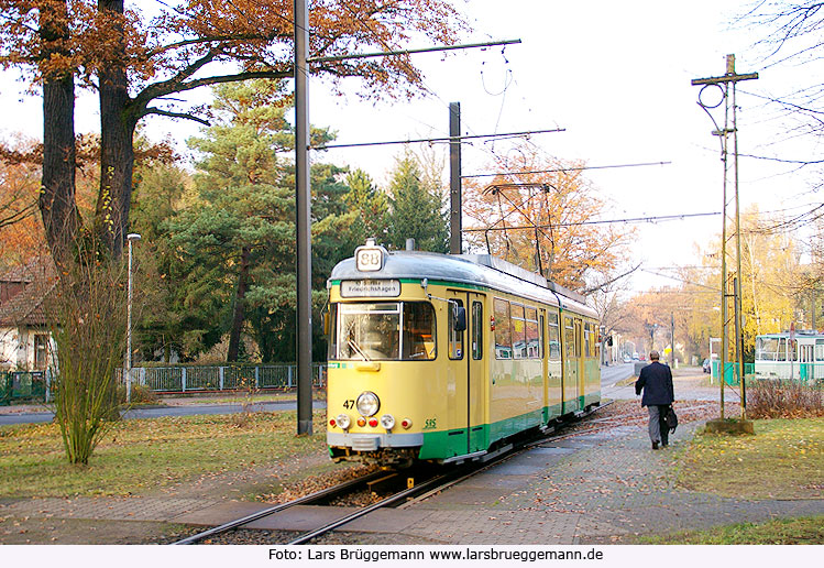 Die Schöneiche Rüdersdorfer Straßenbahn an der Haltestelle Rahnsdorfer Straße