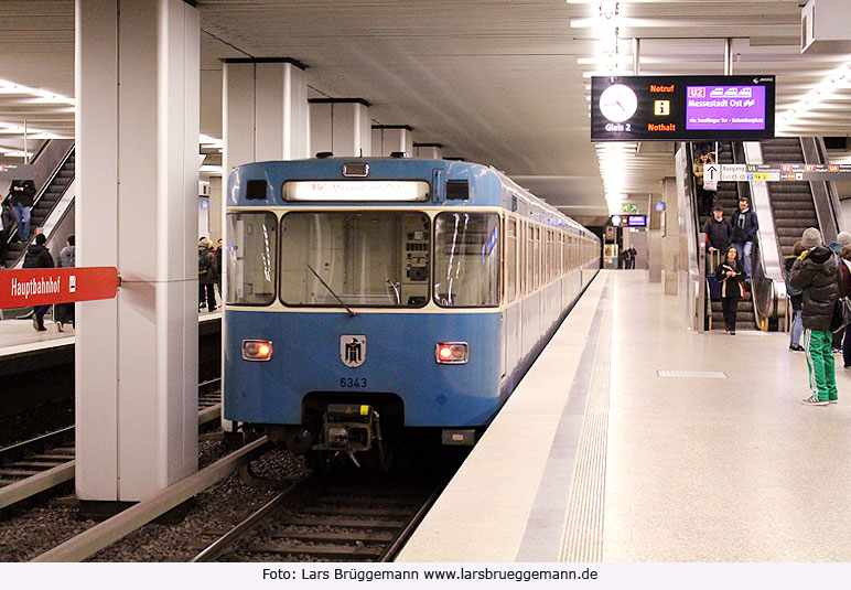 Die U-Bahn in München in der Haltestelle Hauptbahnhof