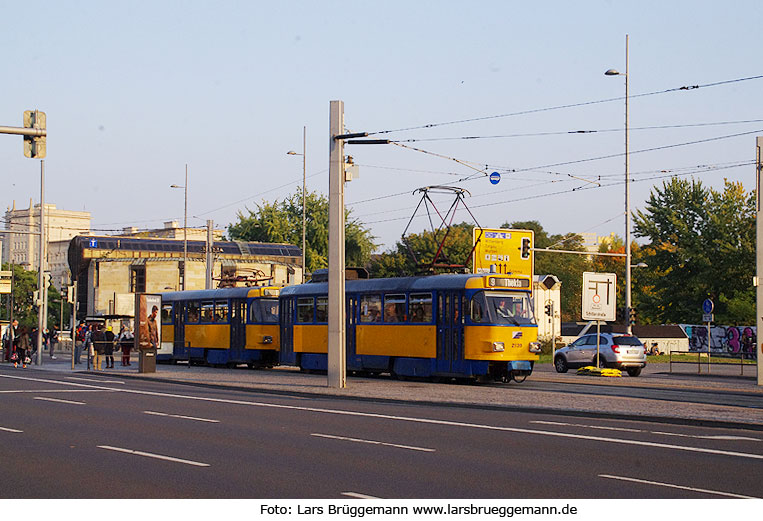 Die Straßenbahn in Leipzig an der Haltestelle Wilhelm-Leuschner-Platz