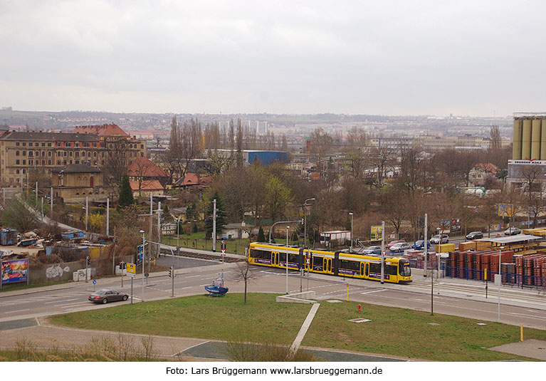 Die Straßenbahn in Dresden an der Haltestelle Alberthafen