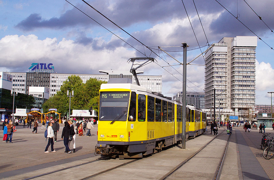 Die Straßenbahn in Berlin auf dem Alexanderplatz